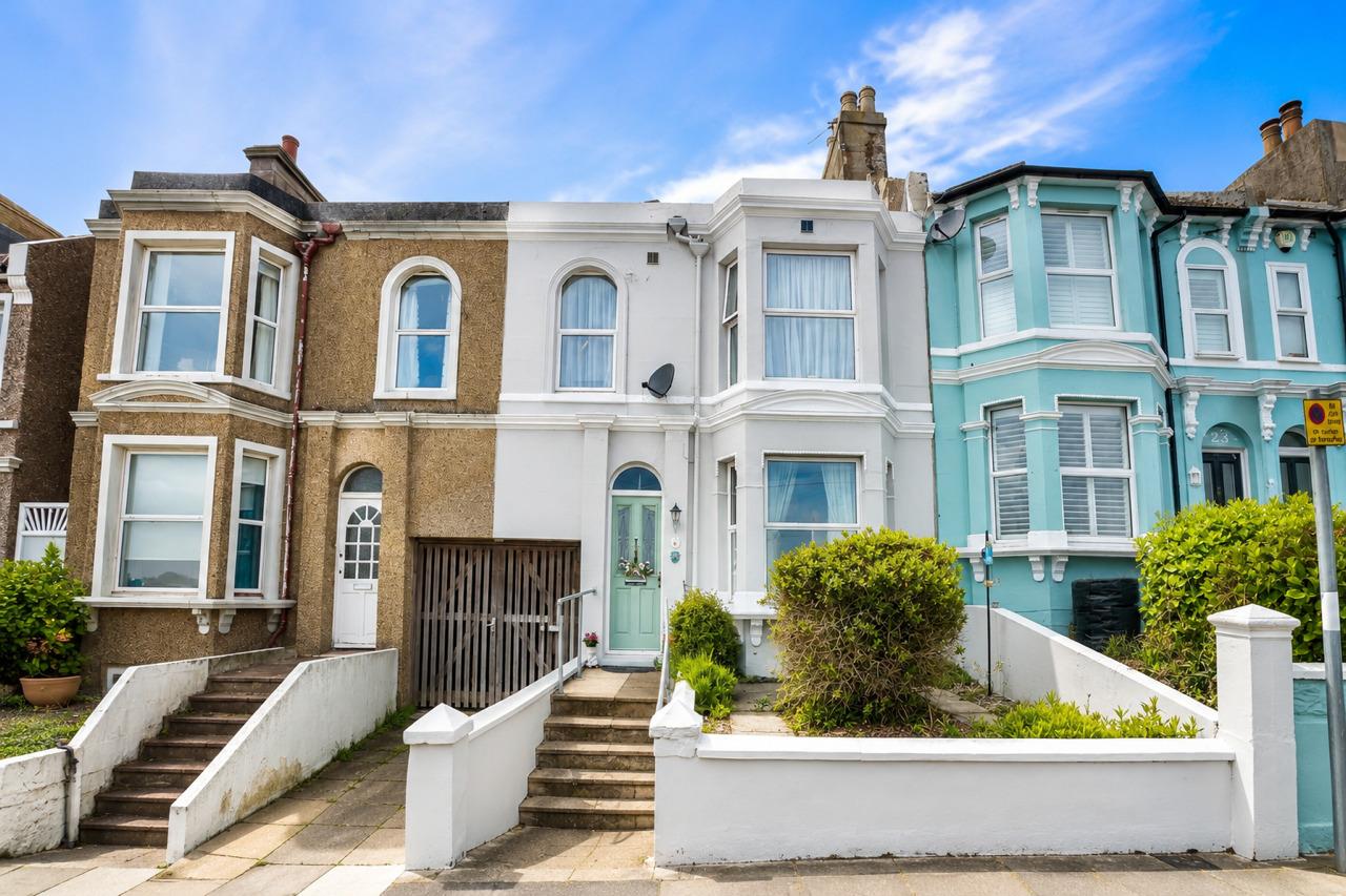 4 bed property in Mount Road, Hastings